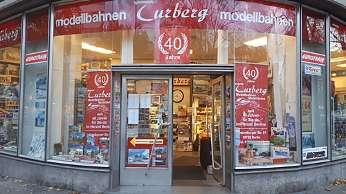 Der Eingang zum Eisenbahnladen